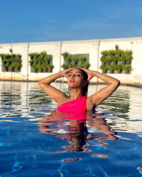 Raiza wilson hot bikini photos in swimming pool photos tempting fan followers