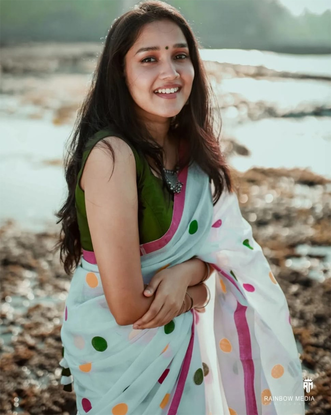 Anikha surendran hot posing in peacock dress
