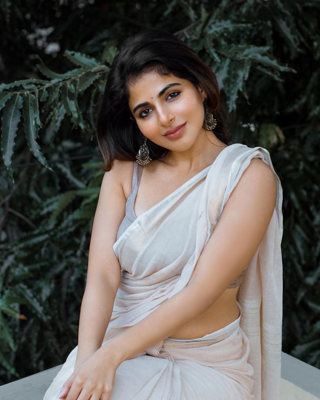 Iswarya menon hot photos in white transparent saree showing hip
