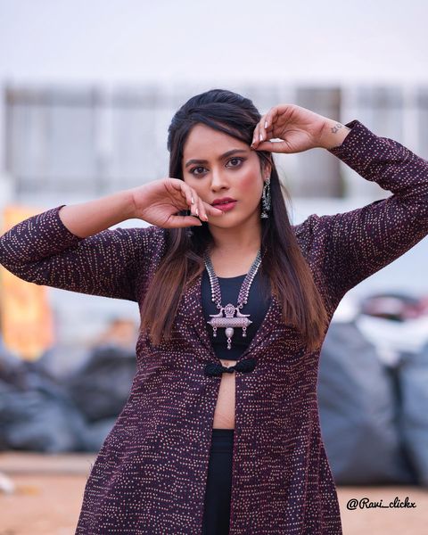 Nandita swetha hot hip showing photos in over coat and dress