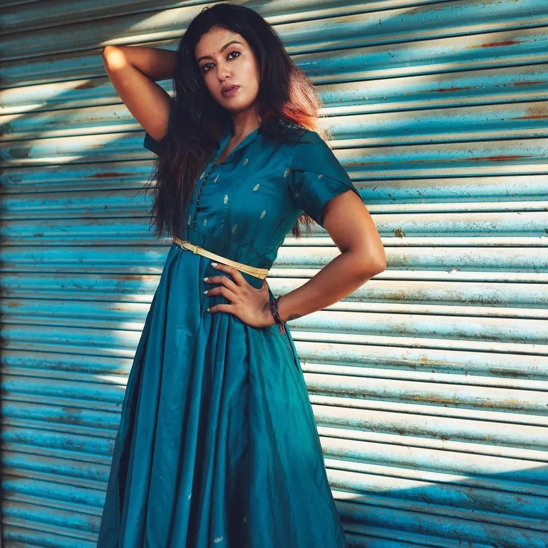 Roshini haripriyan hot and modern look in blue gown