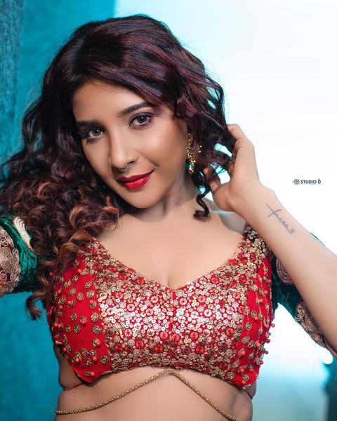 Sakshi agarwal hot photoshoot for famour oo solriya song number