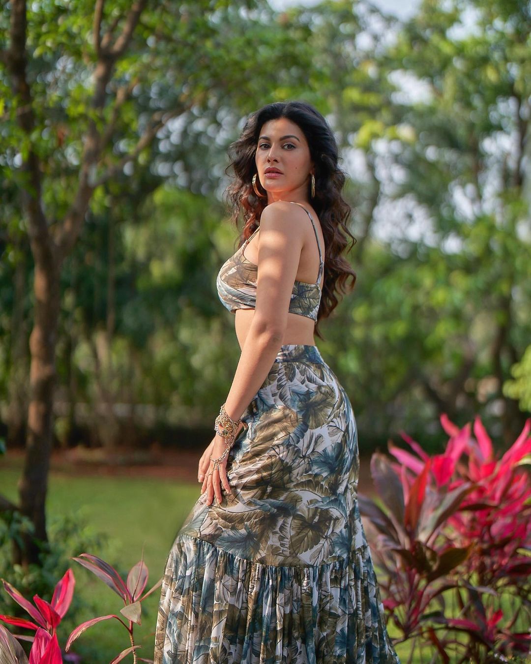 Amyra dastur hot photoshoot in long skirt and crop top video getting viral