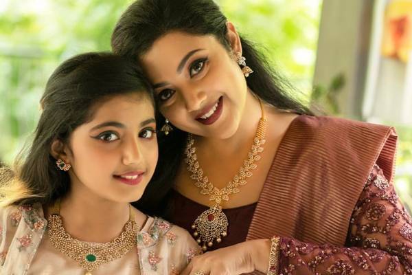 Actress meena daughter nanika cried on hugging her father in final rights