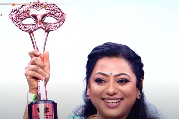 Bakiyalakshmi serial fame suchitra won best actress vijay awards and cried for losing her mother