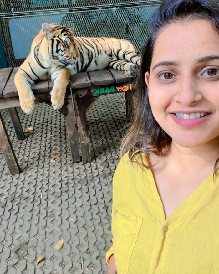 Vj jacqueline selfie photo with tiger in thailand tiger park shocks fans
