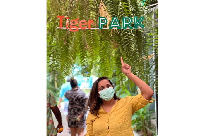 Vj jacqueline selfie photo with tiger in thailand tiger park shocks fans