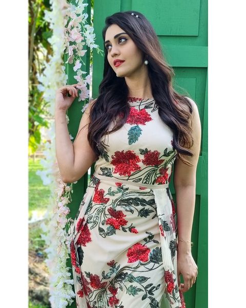 Surbhi hot photos in tight fit dress posted on social media