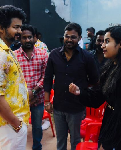 Cook with comali fame sivangi photo with vijay in beast shooting spot stills getting viral