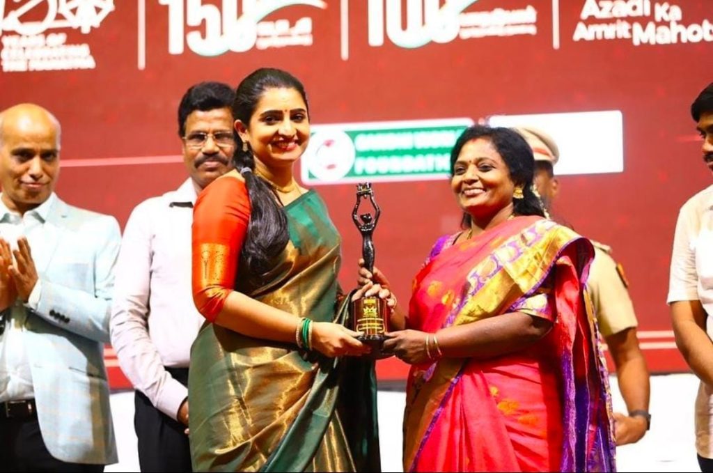 Pandian stores sujitha dhanush getting prestigious award from governor