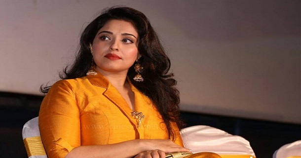 Young maid girl working in actress mumtaj house asked for help from police