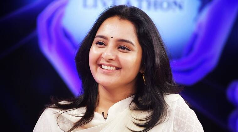 Manju warrier sings tamil song for the first time