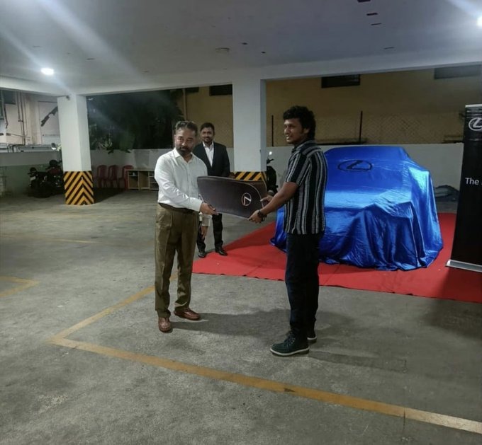 Kamalhaasan gifts car to lokesh kanagaraj after vikram film success