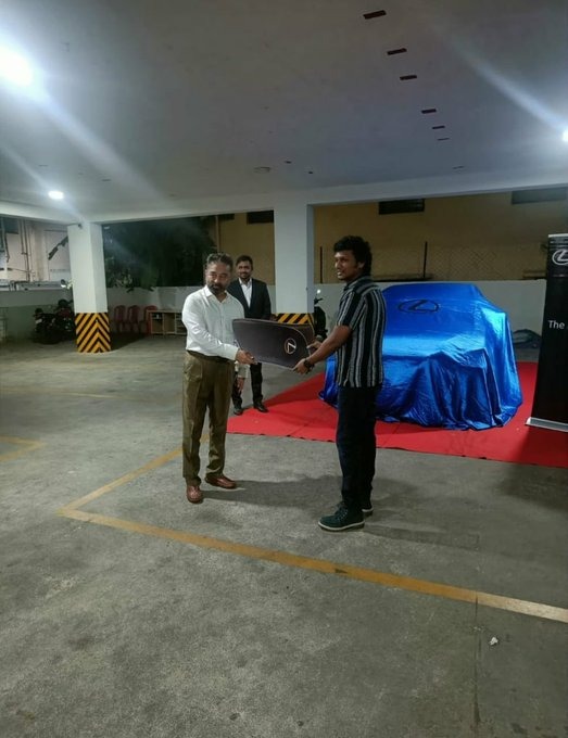 Kamalhaasan gifts car to lokesh kanagaraj after vikram film success