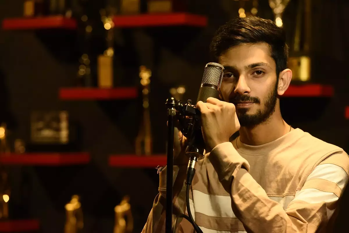 anirudh scolded by fan for covering jonita gandhi