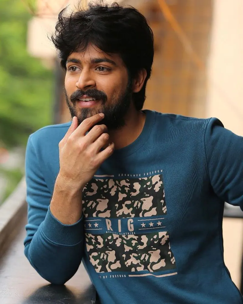 harish kalyan announces about his marriage and photos with his wife to be