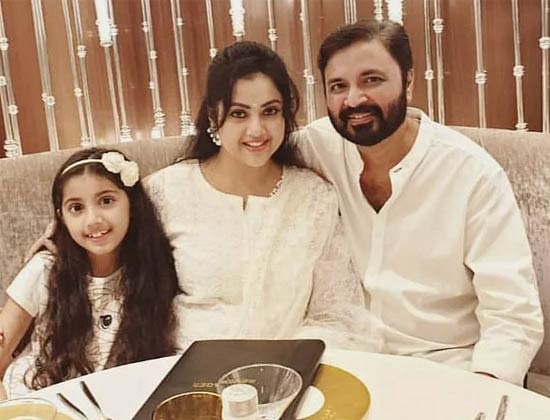 Actress meena daughter nanika cried on hugging her father in final rights
