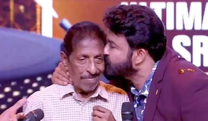 Mohanlal hugs actor seenivasan on stage on looking his condition