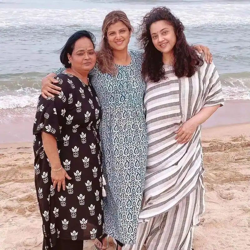 Actress meena in beach shore with 2 celebrities