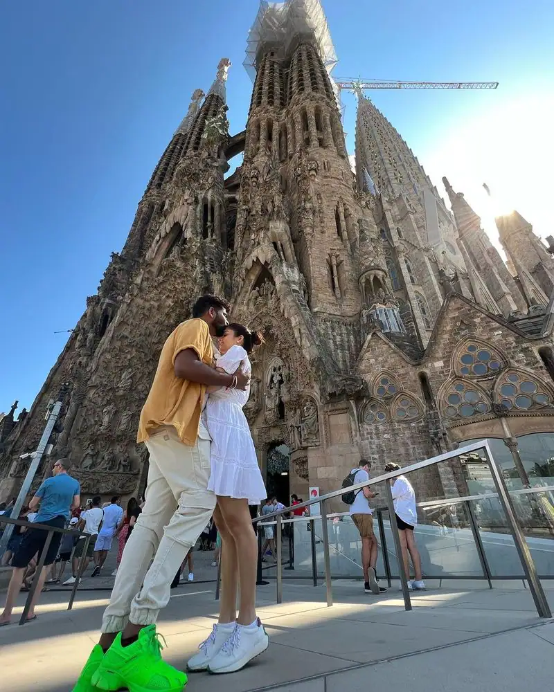 nayanthara vignesh shivan kiss photo from barcelona getting viral on social media