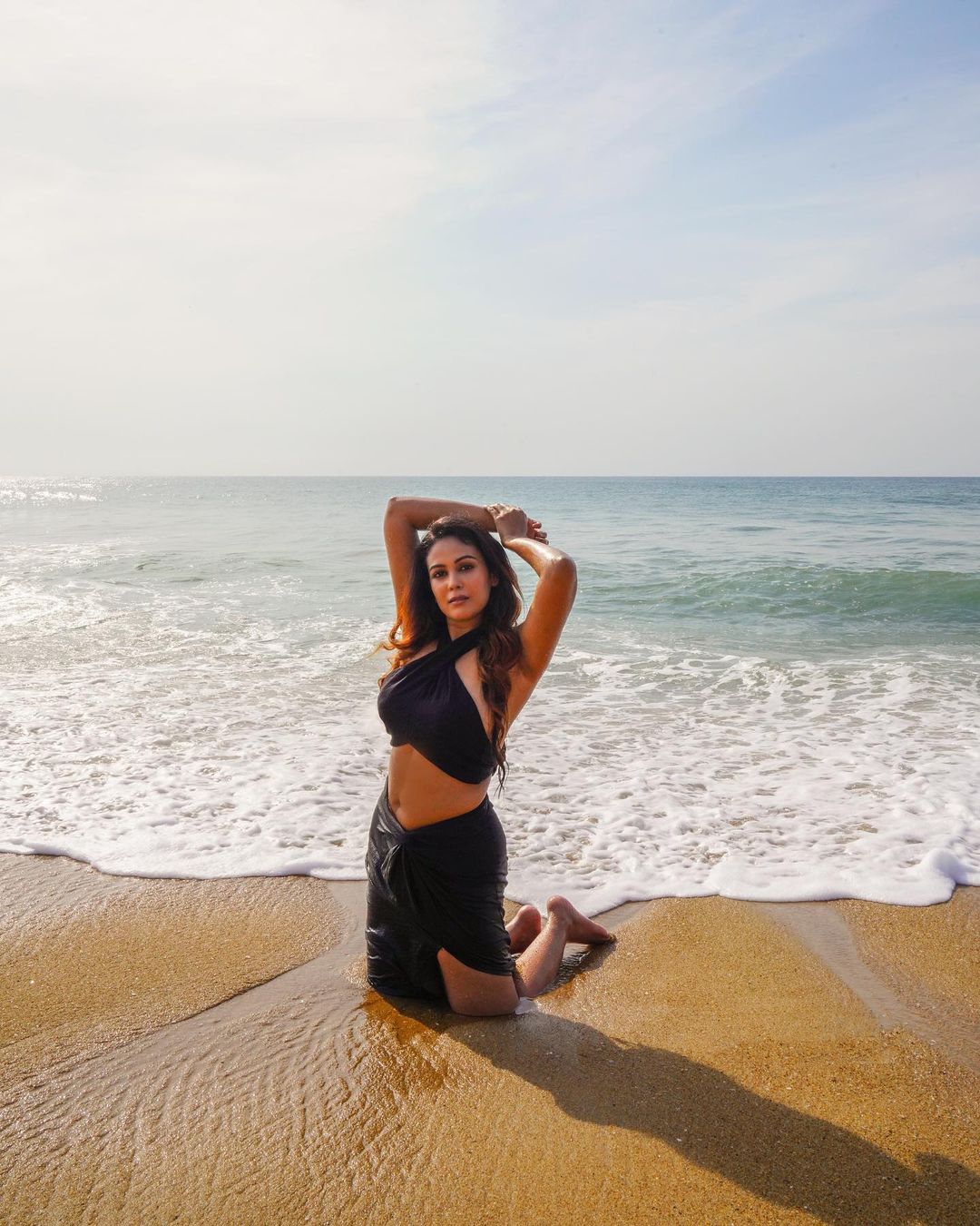 chandhini tamilarasan hot photos showing glamour structure