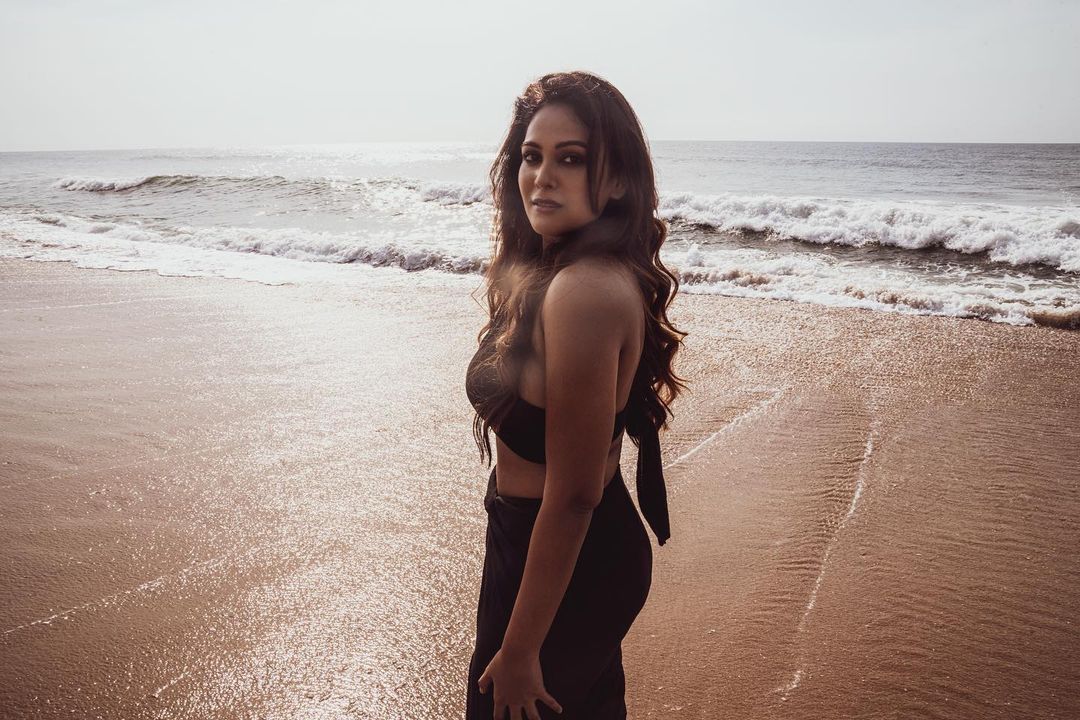 chandhini tamilarasan hot photos showing glamour structure