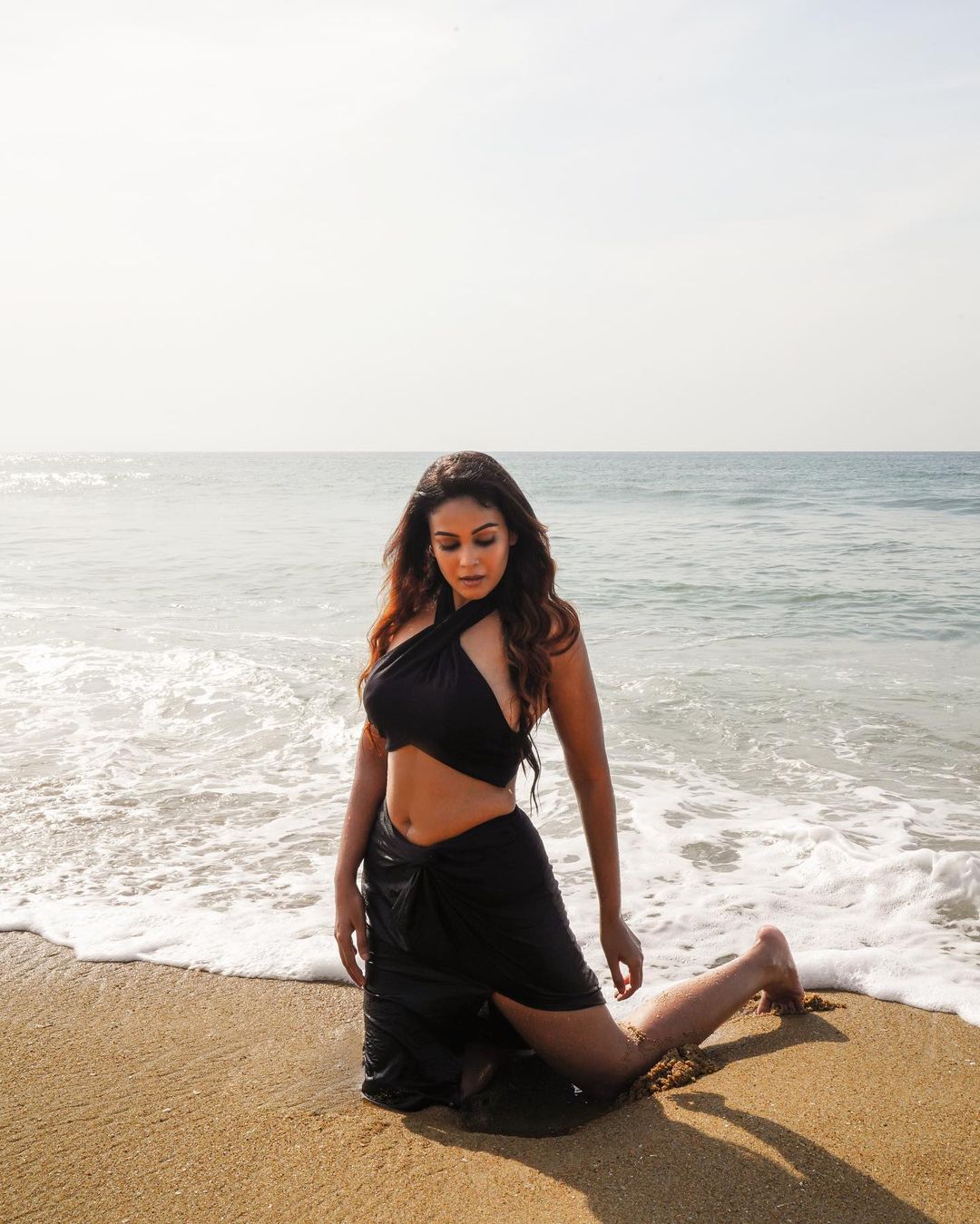 chandhini tamilarasan hot photos showing glamour structure