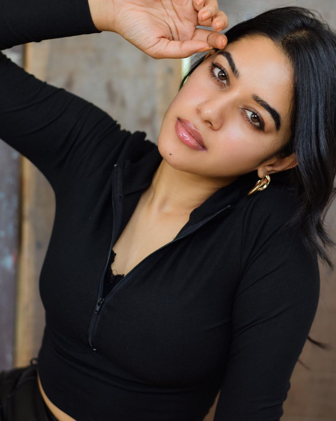actress mirnalini ravi latest hot photos posing glamour