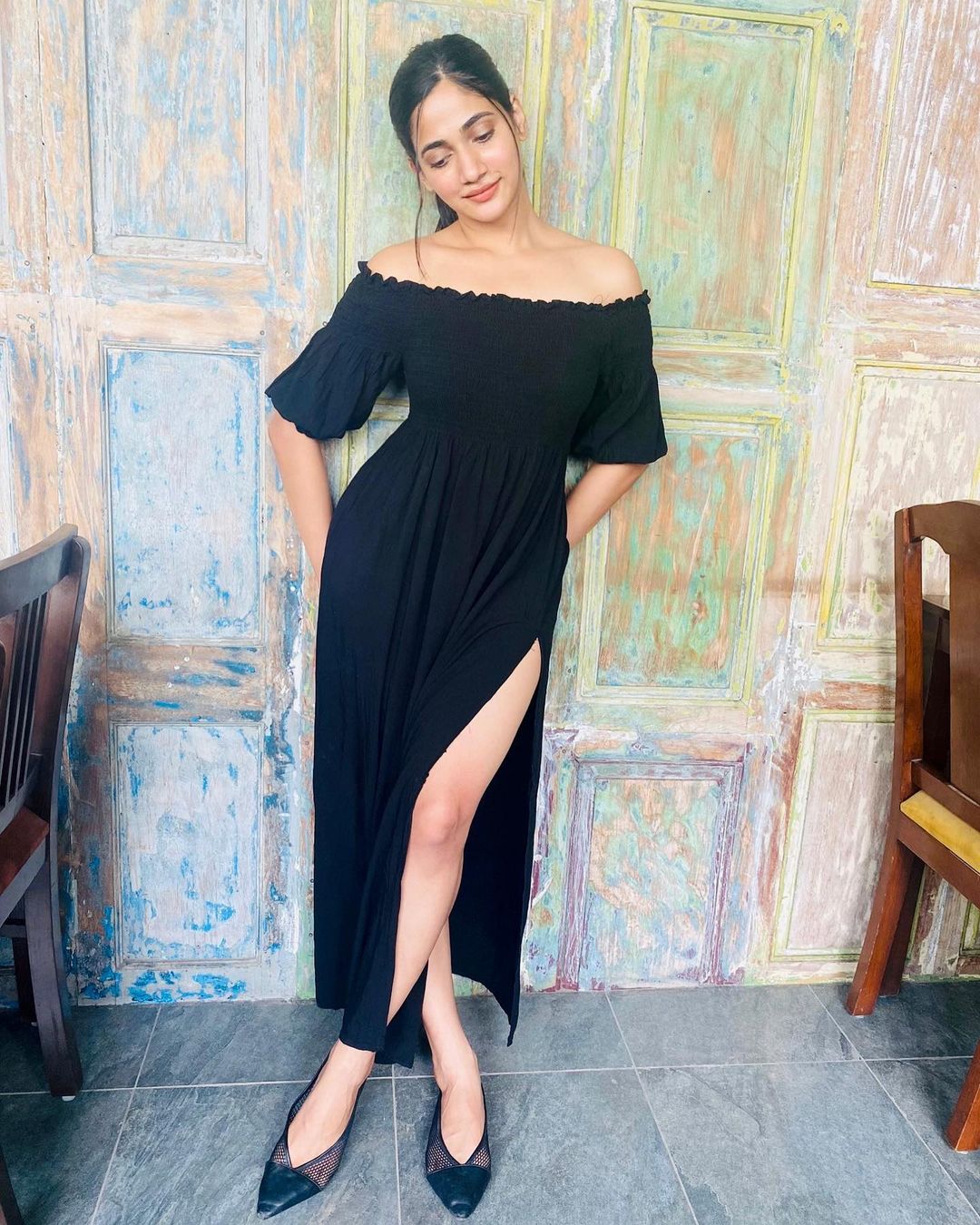 losliya hot photos getting viral on social media in black modern dress