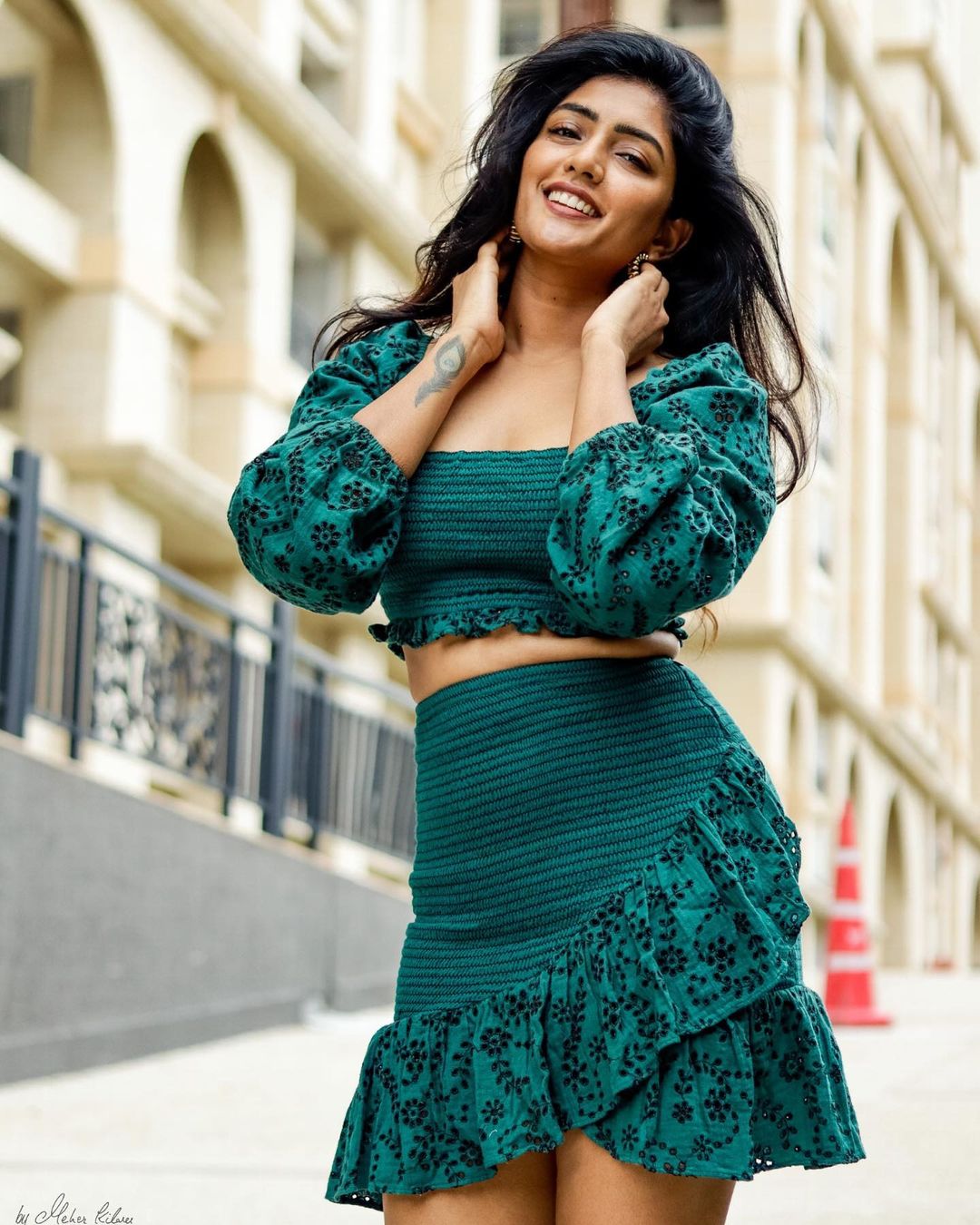 actress eesha rebba hot photos in saree and modern dress