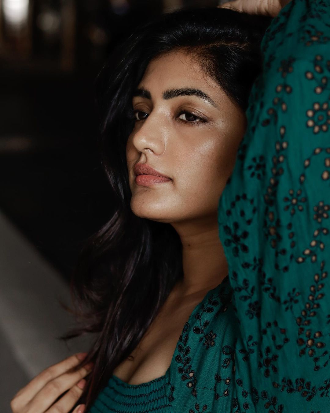 actress eesha rebba hot photos in saree and modern dress