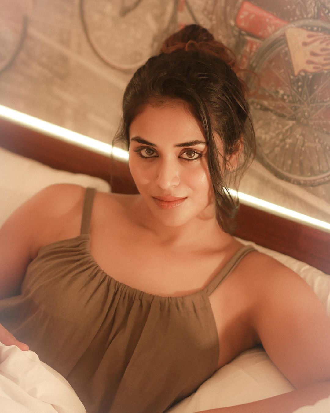 actress indhuja ravichandran hot photos in bedroom