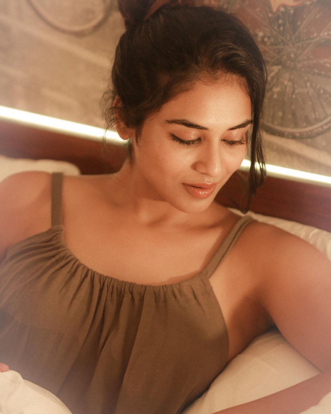 actress indhuja ravichandran hot photos in bedroom