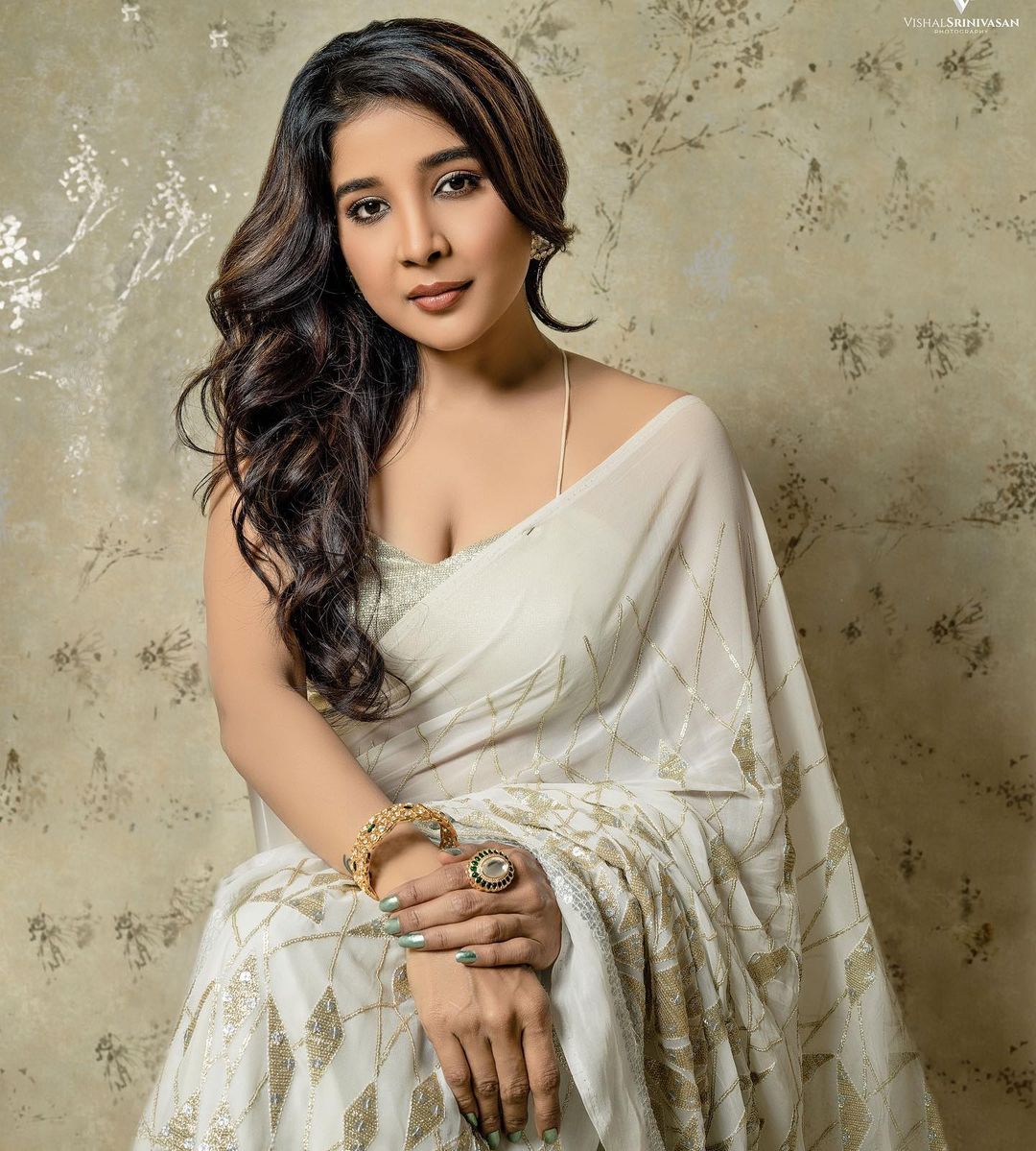 sakshi agarwal hot photos in glamour blouse 