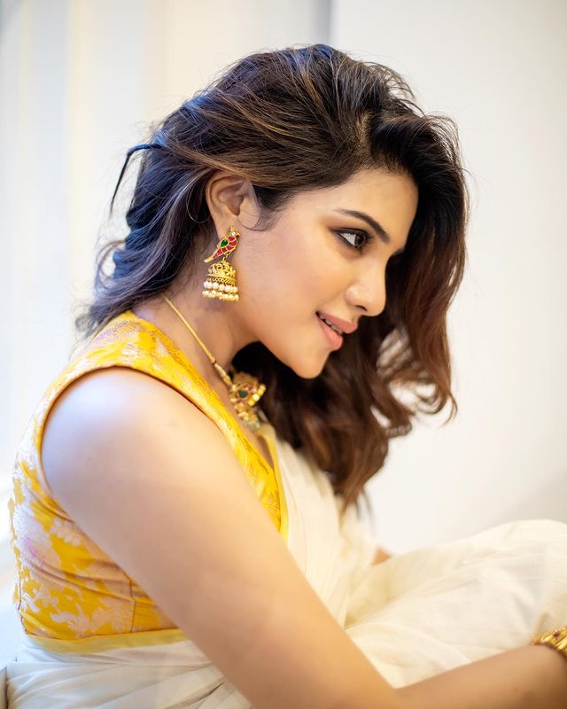 actress aathmika latest photos in saree