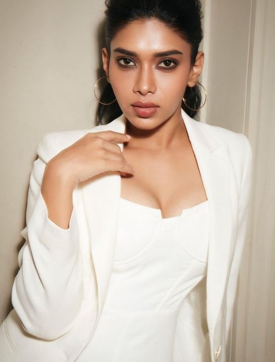 actress dushara vijayan hot photos in black and white dress