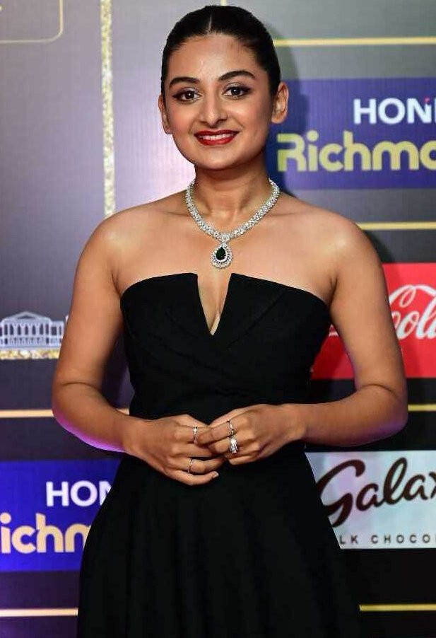 esther anil hot glamour dress for siima awards 2022