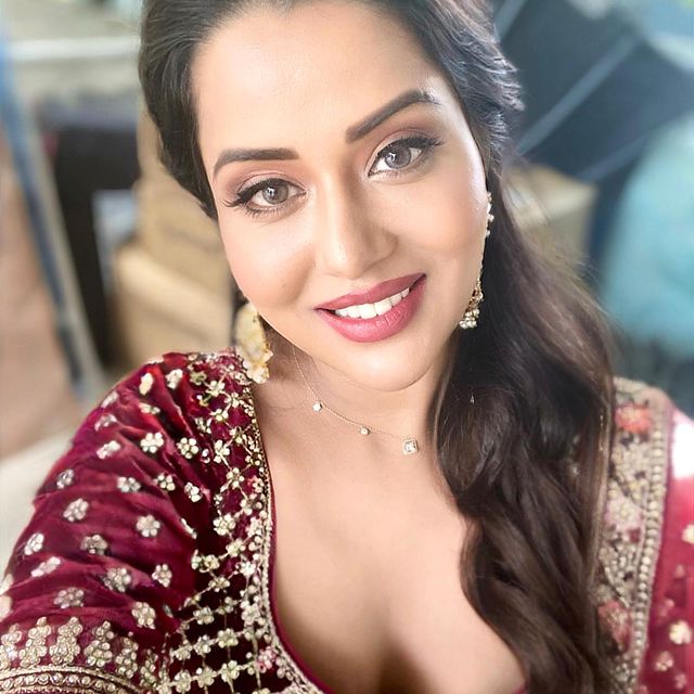 raiza wilson hot photos in traditional low neck dress getting viral