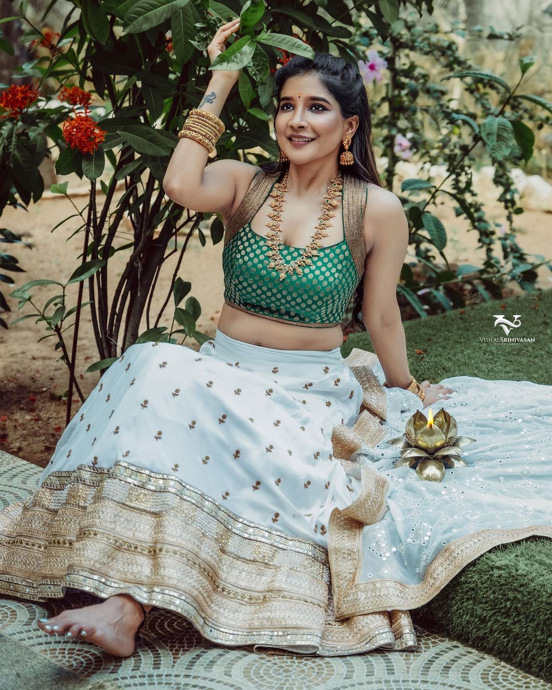 actress sakshi agarwal hot photos trending in social media