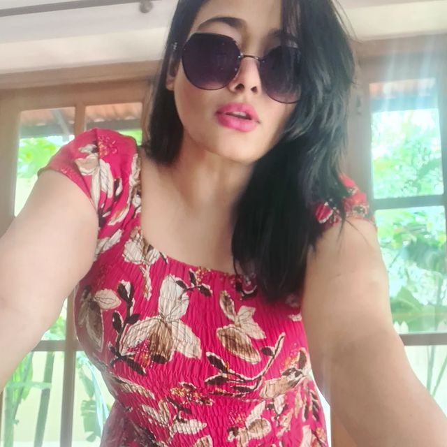 kiran rathod hot photos in red short gown getting viral
