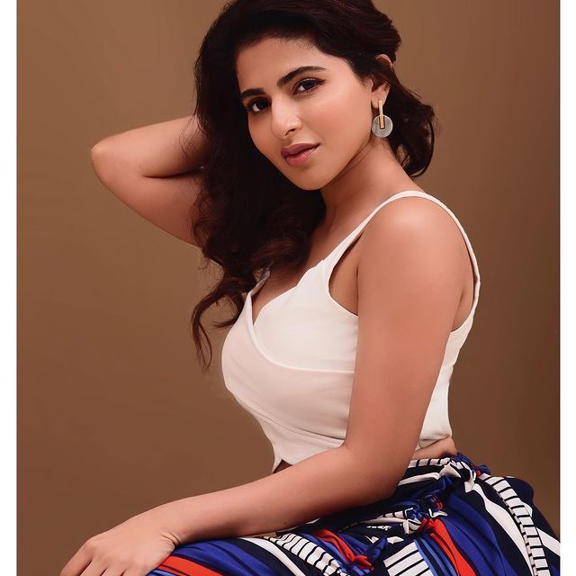actress iswarya menon hot photos in modern dress side pose