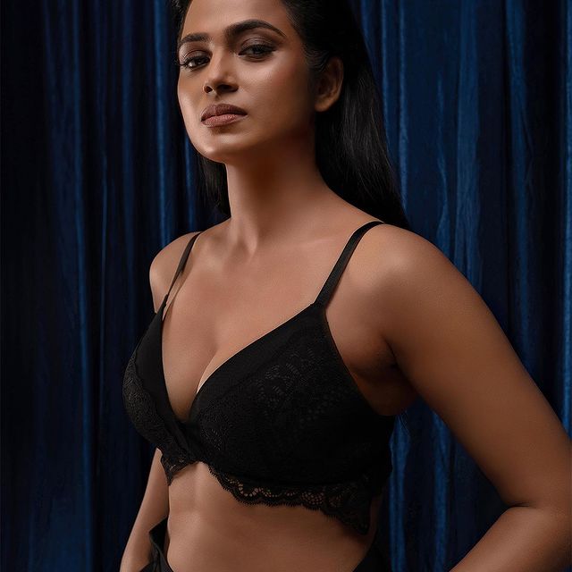 ramya pandian hot photos and video in glamour inner dress