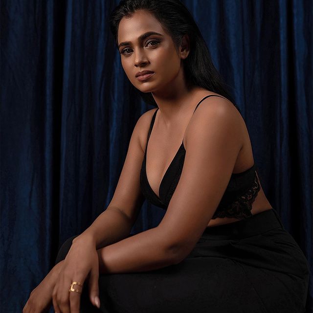 ramya pandian hot photos and video in glamour inner dress