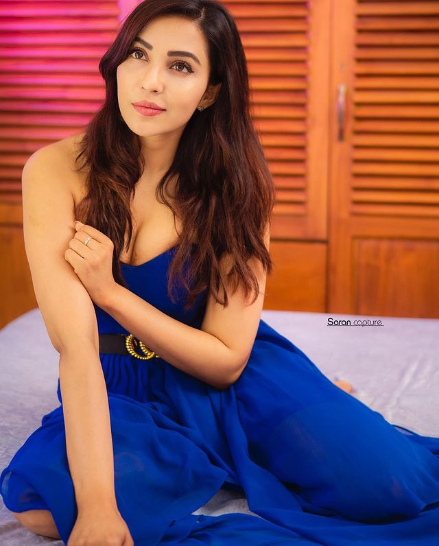 parvati nair hot photos in sleeveless gown getting viral