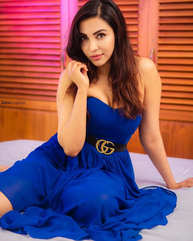 parvati nair hot photos in sleeveless gown getting viral