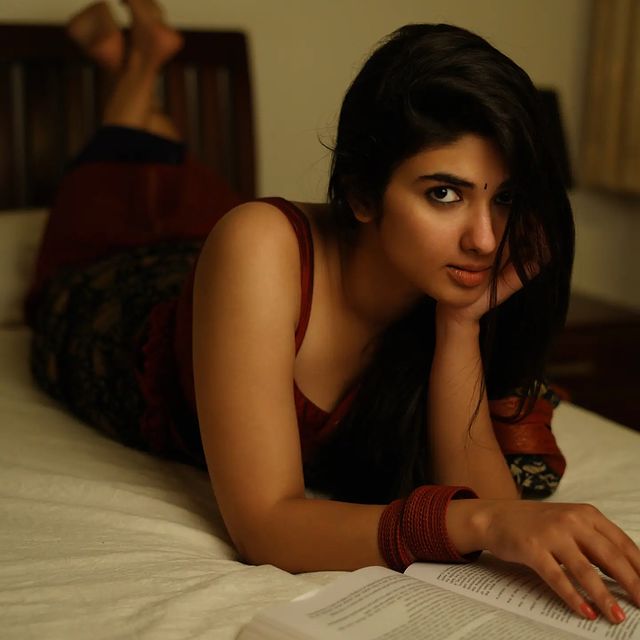 actress pragya nagra hot photos in saree getting viral