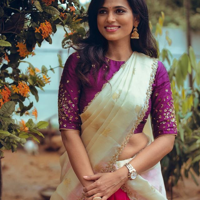 actress ramya pandian hot photos showing hip in glamour saree getting viral