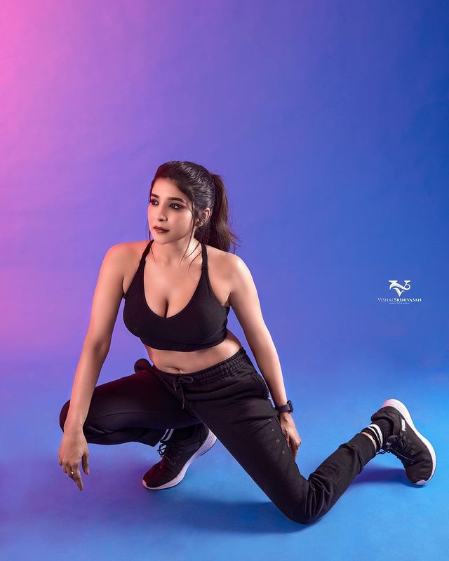 sakshi agarwal hot photos in glamour inners and pant