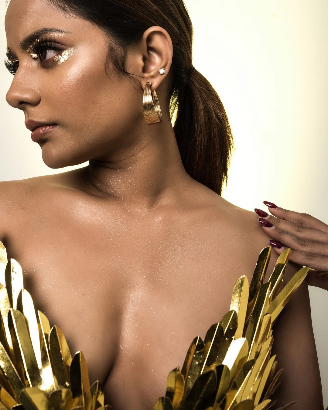 aishwarya dutta hot photos getting viral on golden glamour dress