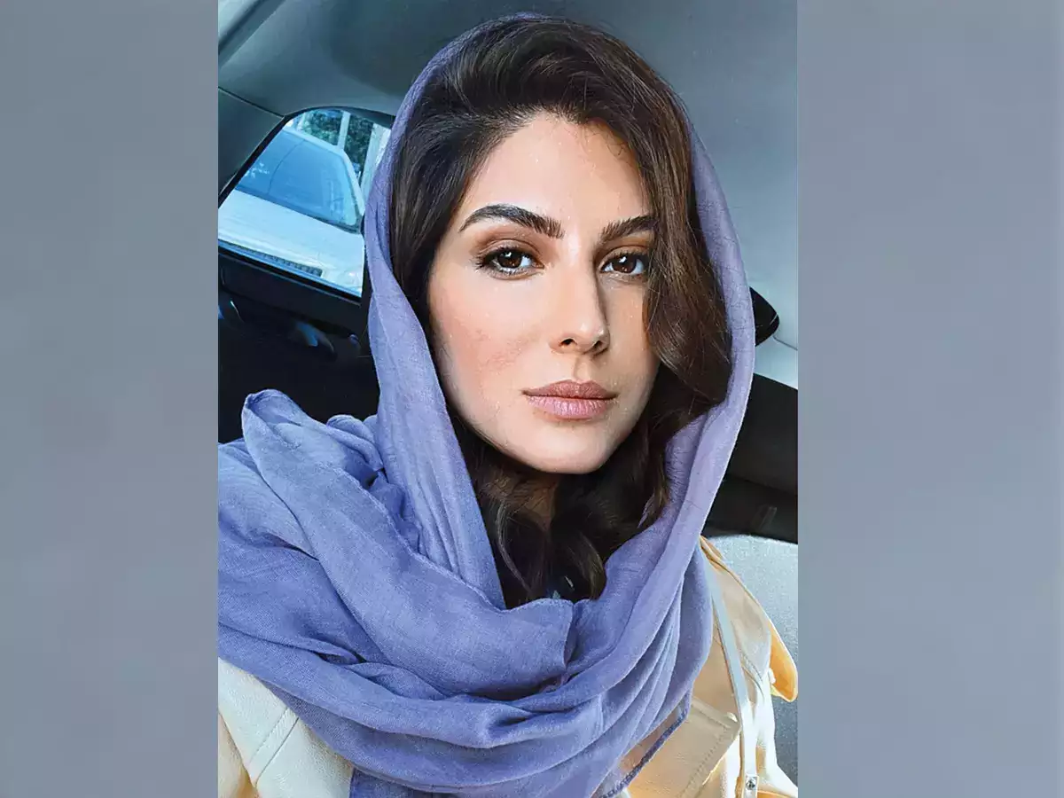 elnaaz norouzi posts video against hijab issue video getting viral